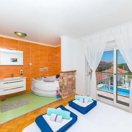 Gorgeous In Kastel Luksic Сasa de vacaciones