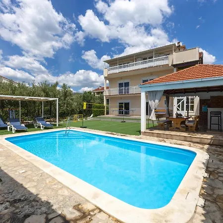 In Kastel Luksic With Sauna Holiday home *